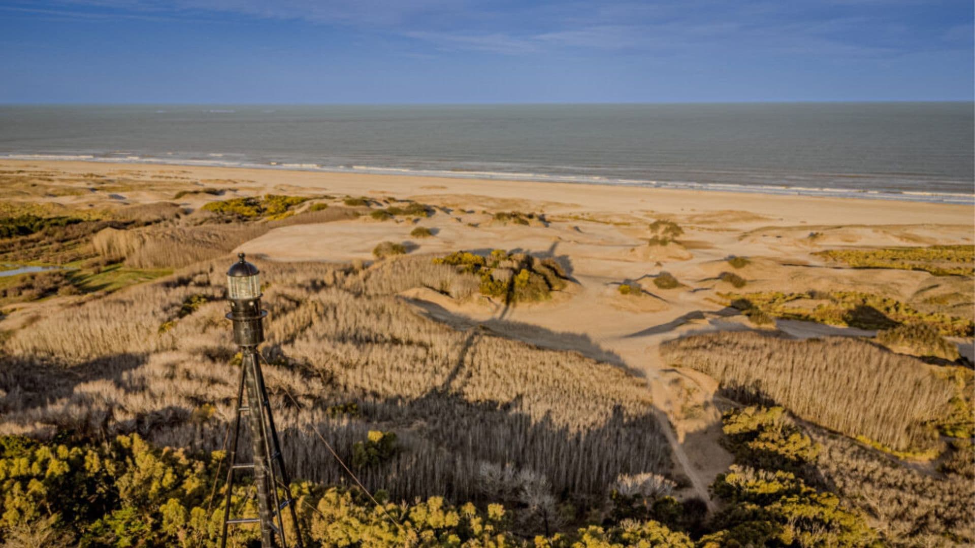Vista aérea de las dunas y la playa en el Partido de la Costa